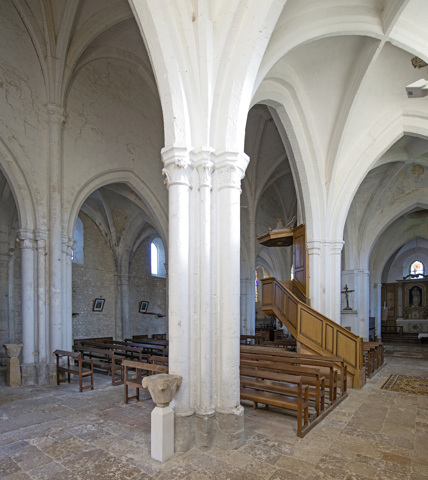 Intérieur de l'église avec au premier plan un pilier du XIIIéme siècle et derrière à droite un pilier du XVIème siècle.
