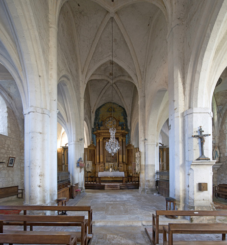 Allée centrale de l'église avec au fond un retable du XVIIéme siècle