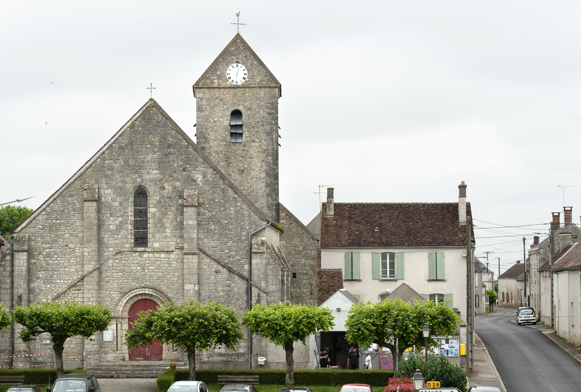 L'église avec à droite le presbytère