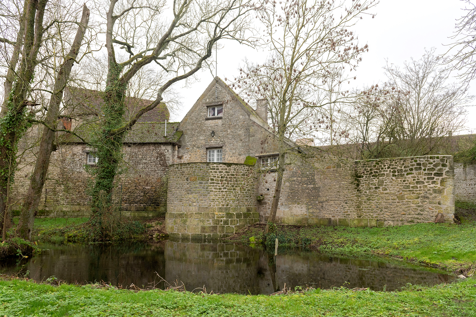 Le donjon tronqué et la base d'une tour de défense du Château d'Echilleuses