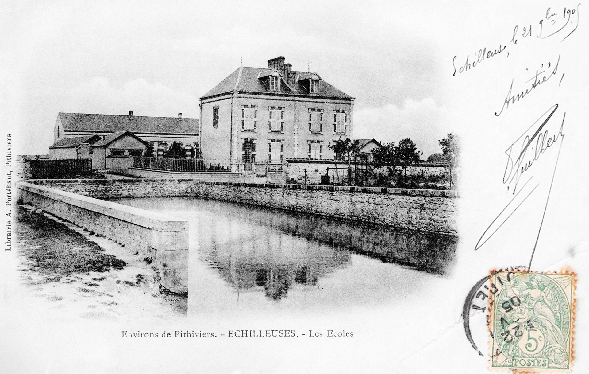 L'école avec un vestige des douves qui entouraient le village. Carte postée en 1905