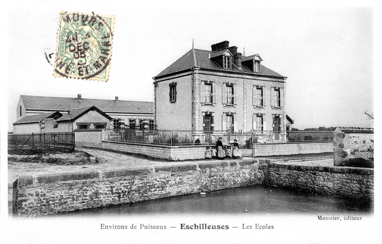 l'école et un vestige des douves qui entouraient le village. Eschilleuses avec un S