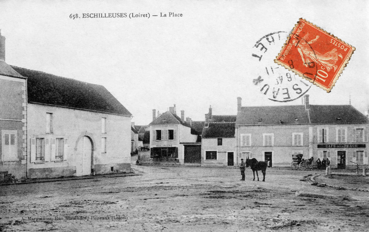 Place de l'église. Avec au centre la boulangerie et à droite le café de la place.