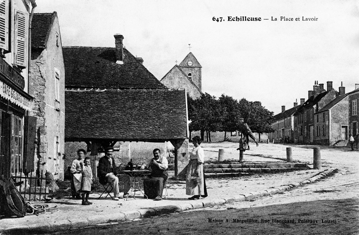 Place de l'église. le café restaurant devant le lavoir et au fond l'église