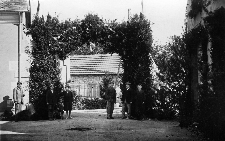 Porte de Château. 1928 inauguration du réseau d'eau potable.