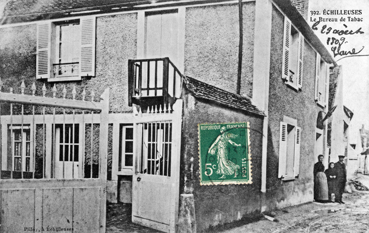 Le bureau de tabac, qui est devenu une petite épicerie. Carte postée en 1909