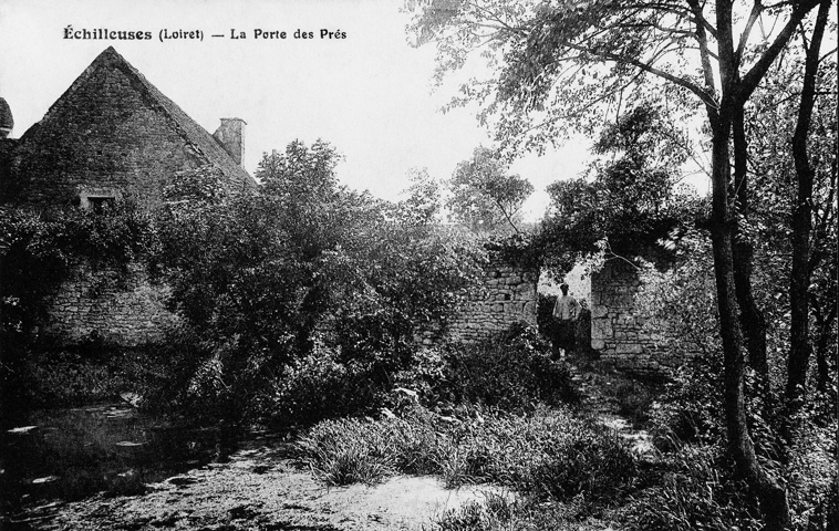 Cour du Château. La porte des prés donne accès à la mare qui servait aussi de lavoir. 