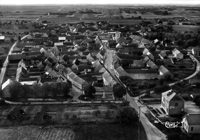 Vue aérienne prise du côté Est, avec le logement des instituteurs en bas à droite