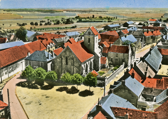 Vue aérienne de la place de l'église colorisée, avec la mairie, l'église et le jardin du curé devant le presbytère