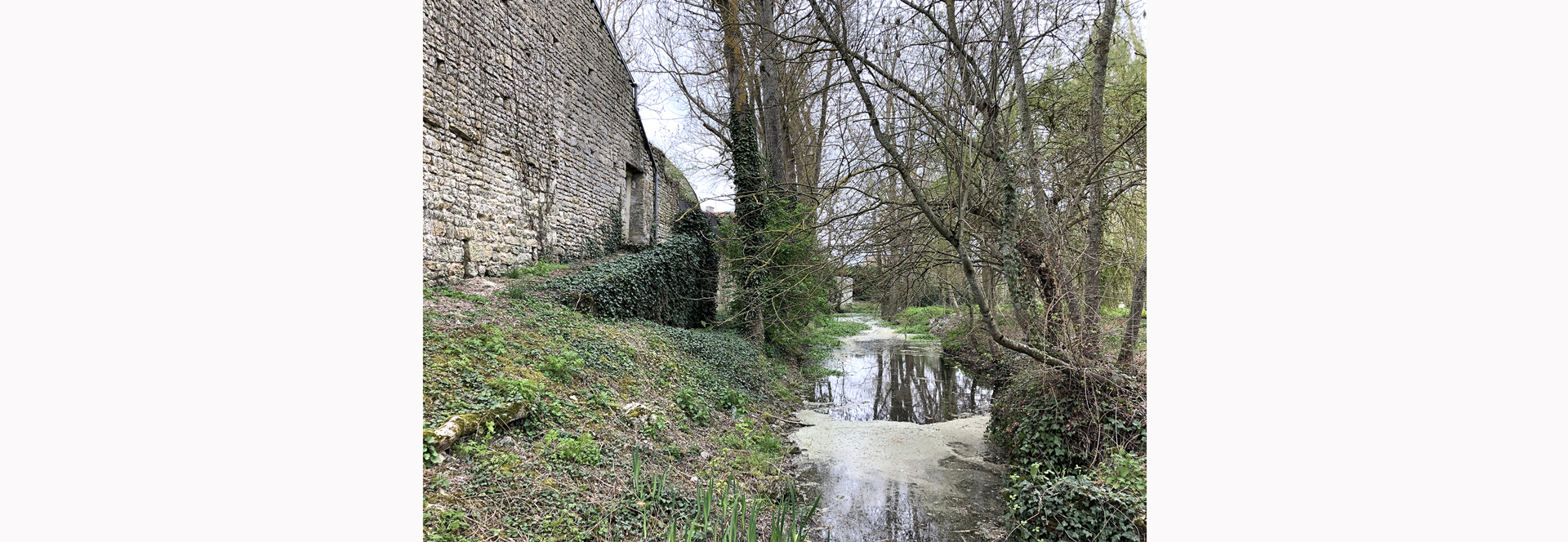 Vestiges des douves et fortifications qui entouraient Echilleuses