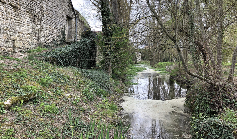 Le dernier tronçon des douves qui longeaient les murailles d'Echilleuses